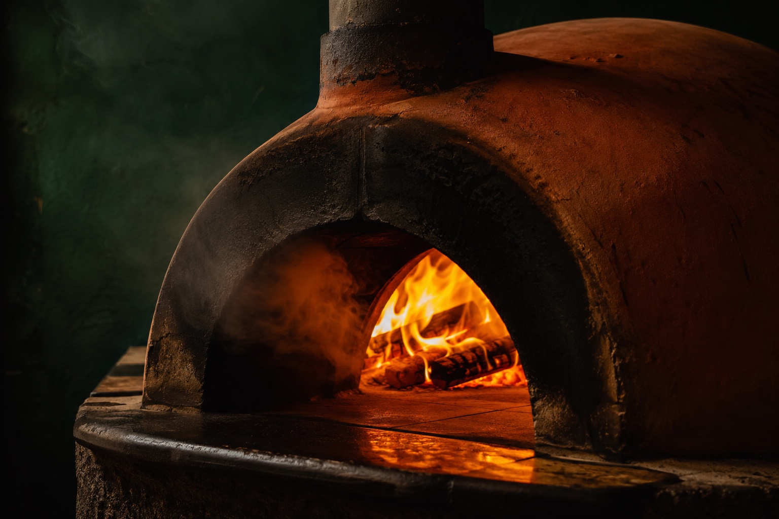 Traditioneller italienischer Steinofen mit Flammen